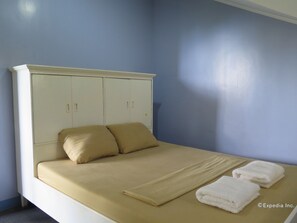 Desk, rollaway beds - Alexis Cliff Dive Resort (Dauis)