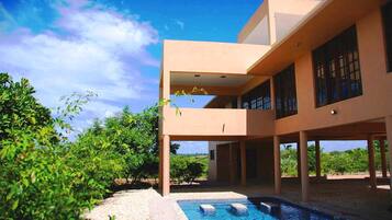 Hồ bơi ngoài trời