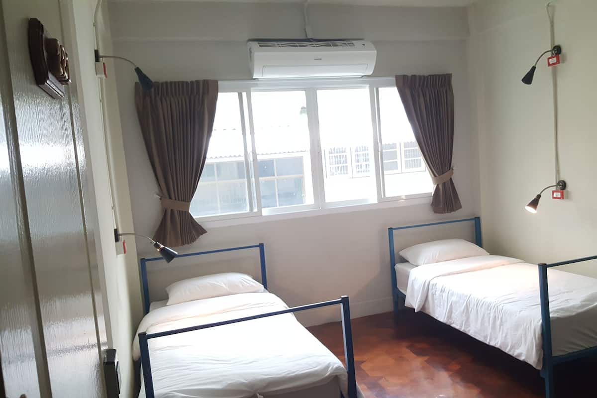 ห้องทวิน (Shared Bathroom) | ตู้นิรภัยในห้องพัก, โต๊ะทำงาน, Wi-Fi ฟรี, ผ้าปูที่นอน