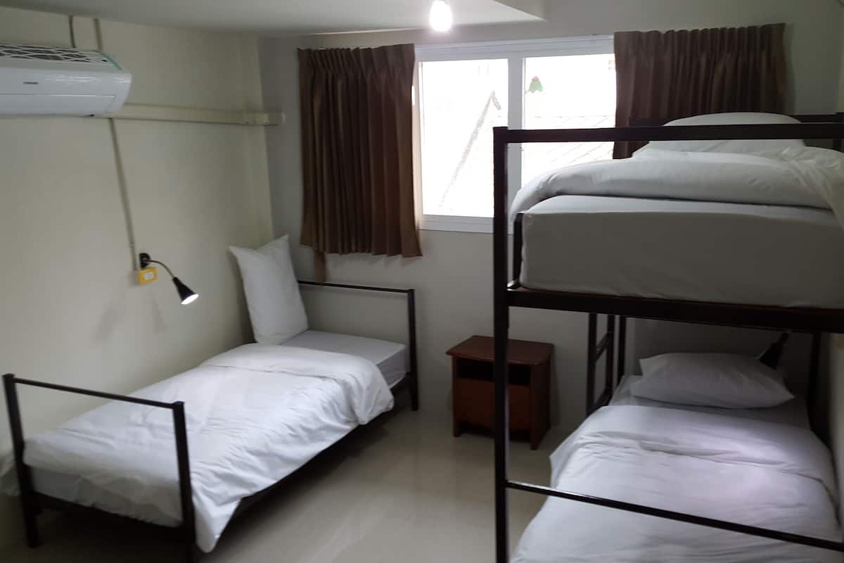 ห้องทริปเปิล (Shared Bathroom) | ตู้นิรภัยในห้องพัก, โต๊ะทำงาน, Wi-Fi ฟรี, ผ้าปูที่นอน