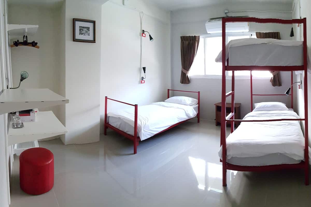 ห้องทริปเปิล (Private Bathroom) | ตู้นิรภัยในห้องพัก, โต๊ะทำงาน, Wi-Fi ฟรี, ผ้าปูที่นอน