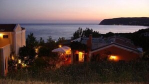 Una propiedad costera con vista al mar al atardecer.