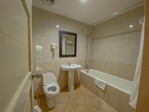 Ein Badezimmer mit Toilette, Waschbecken und Badewanne.