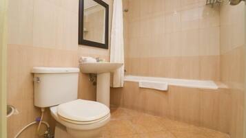 Combined shower/tub, free toiletries, towels