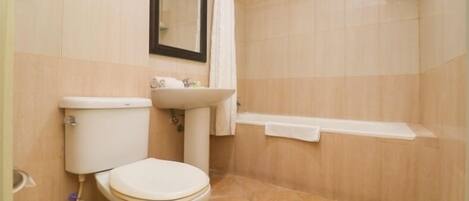 Bañera con ducha, artículos de tocador gratuitos, toallas
