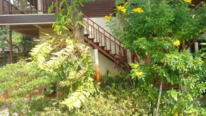 Un immeuble à plusieurs étages doté d’un escalier en bois et de balcons.