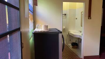 Een kleine badkamer met een wastafel, spiegel en toilet.