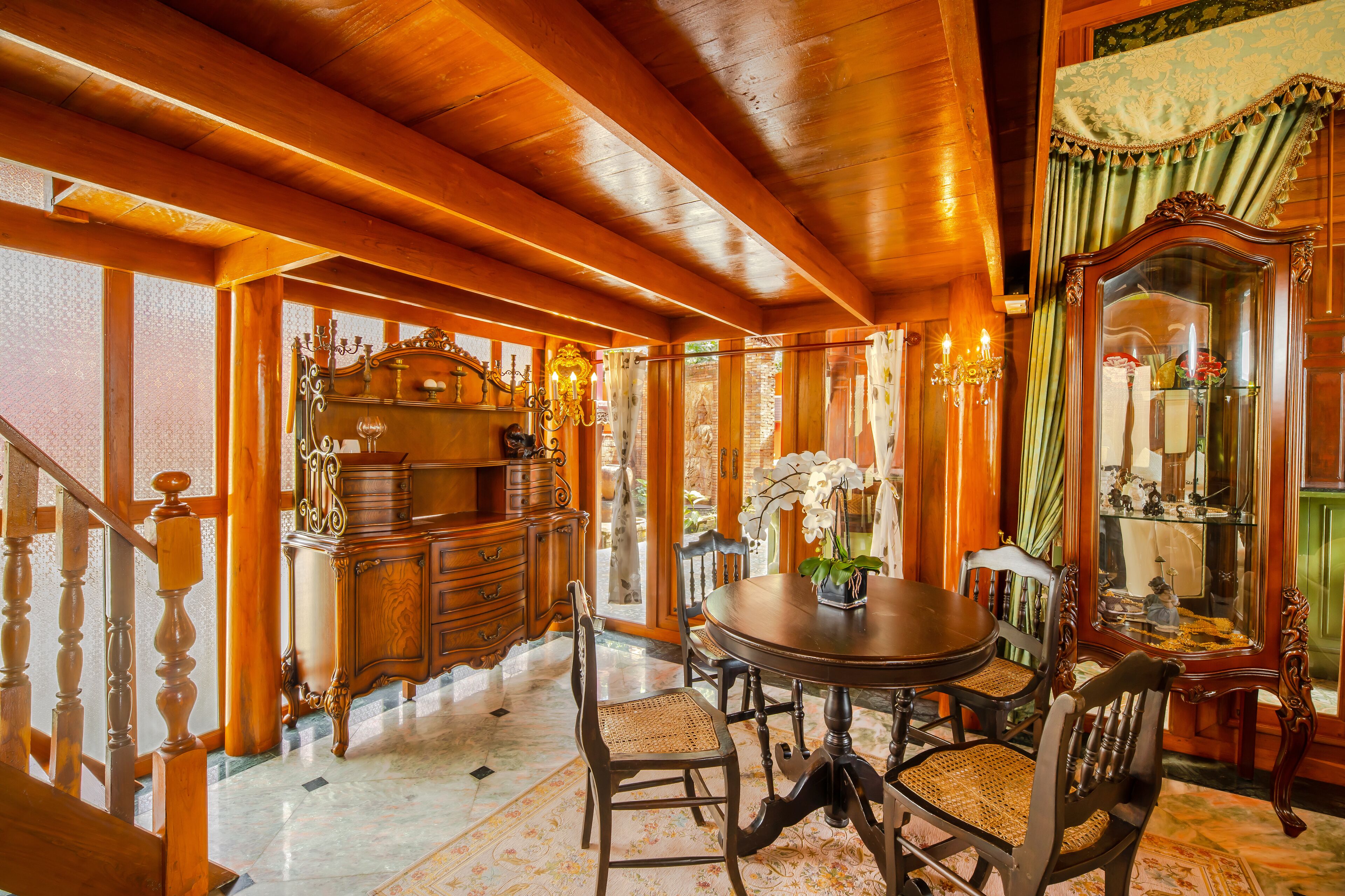 royal villa, 1 king bed, lanai, sea view | living area | 42-inch flat-screen tv with cable channels, tv, ipod dock