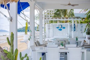 Se sirven desayunos y cocina europea moderna, junto a la piscina 