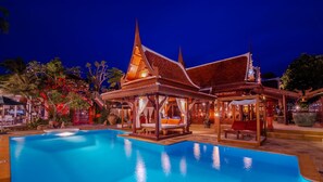 Hồ bơi ngoài trời, ghế dài tắm nắng 