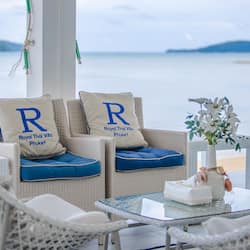 Serviço de café da manhã e almoço, vistas para a piscina
