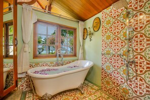 Villa Royal, 1 cama de matrimonio grande, lanai, vistas al mar | Baño | Artículos de higiene personal gratuitos, secador de pelo y albornoces