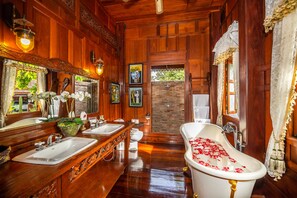 Đồ dùng nhà tắm miễn phí, máy sấy tóc, áo choàng tắm 