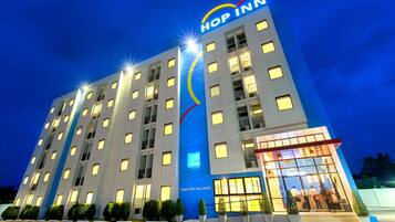 Bagian depan properti - sore/malam