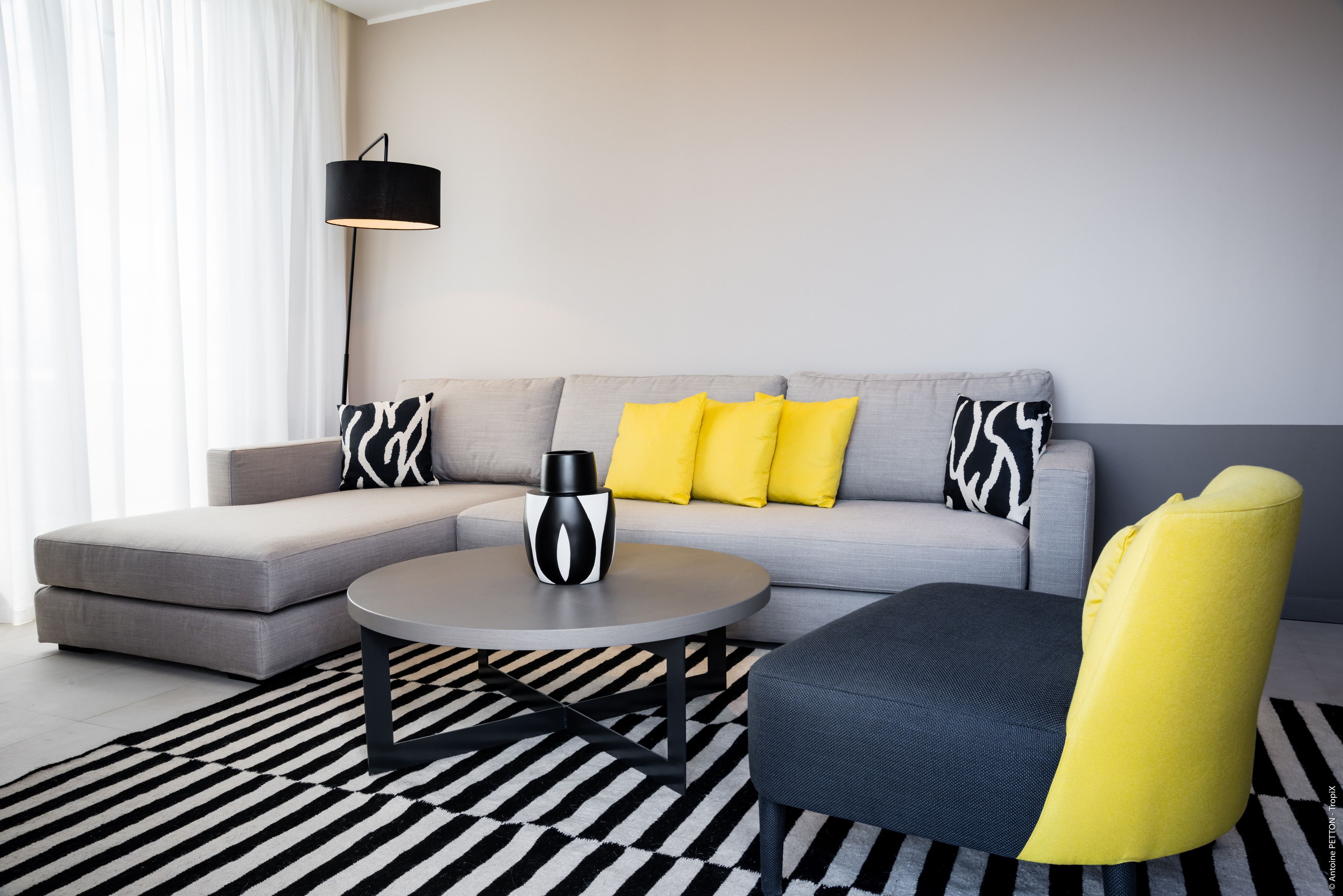 Phòng Suite có tầm nhìn toàn cảnh, 1 phòng ngủ, hiên, quang cảnh vịnh | Phòng khách | TV màn hình phẳng 