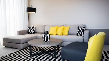 Panoramic Suite, 1 Bedroom, Terrace, Bay View | Living room