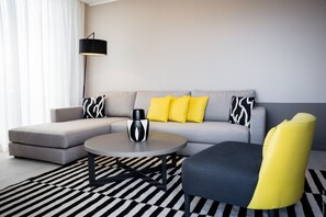 全景套房, 1 间卧室, 露台, 海湾景观 | 客厅 | 平板电视