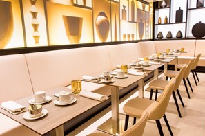 2 restaurantes; se sirven desayunos y cenas