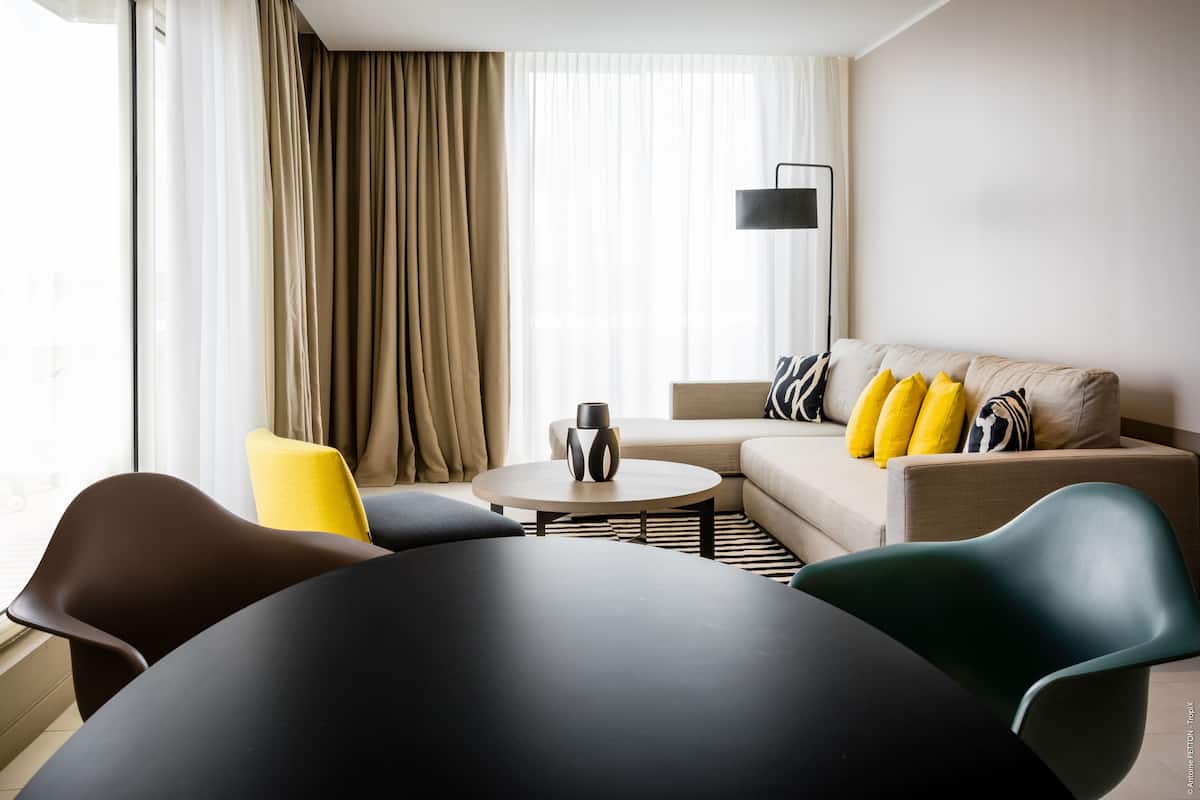 Suite panoramique, 1 chambre, terrasse, vue sur la baie | Salle de séjour | Téléviseur à écran plat