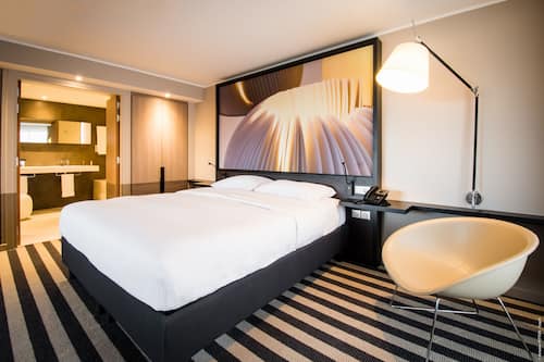 Luxe beddengoed, een minibar, een kluis op de kamer, een bureau