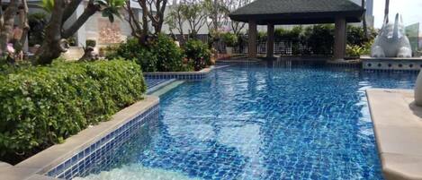 Alberca al aire libre y camastros