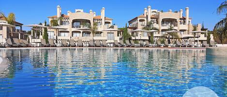 Hồ bơi ngoài trời, dù/ô trên bãi biển/hồ bơi, ghế dài tắm nắng