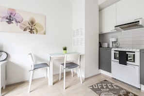 Studio (City Center) | Private kitchen