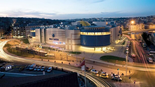 A modern building with a large sign reading "Kale Center". - The Rise Aron Business Hotel Merter (Istanbul)