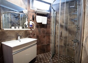 Dusche, kostenlose Toilettenartikel, Haartrockner, Hausschuhe