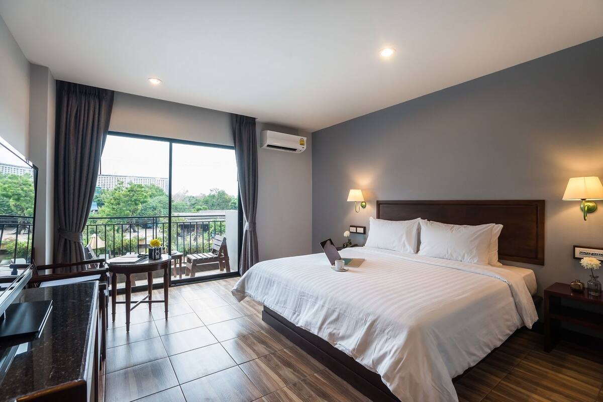 In-room safe, desk, blackout drapes, soundproofing