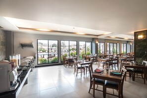 供應早餐、午餐、晚餐；泰國菜