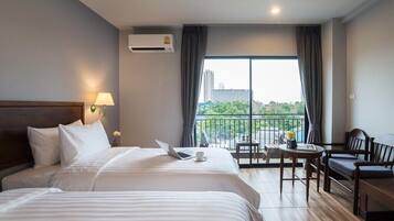 Deluxe Pool View | Brankas, meja kerja, tirai kedap cahaya, dan kedap suara