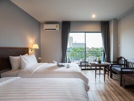 Deluxe Pool View | In-room safe, desk, blackout drapes, soundproofing