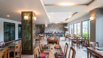 Breakfast, lunch, dinner served; Thai cuisine