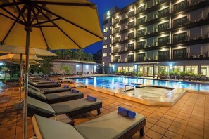 Outdoor pool, pool loungers - Savotel (Sattahip)