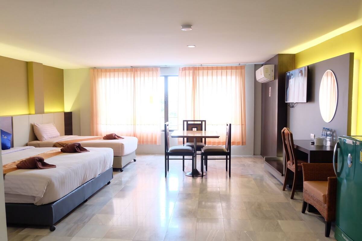 Minibar, meja kerja, dan Wi-Fi gratis