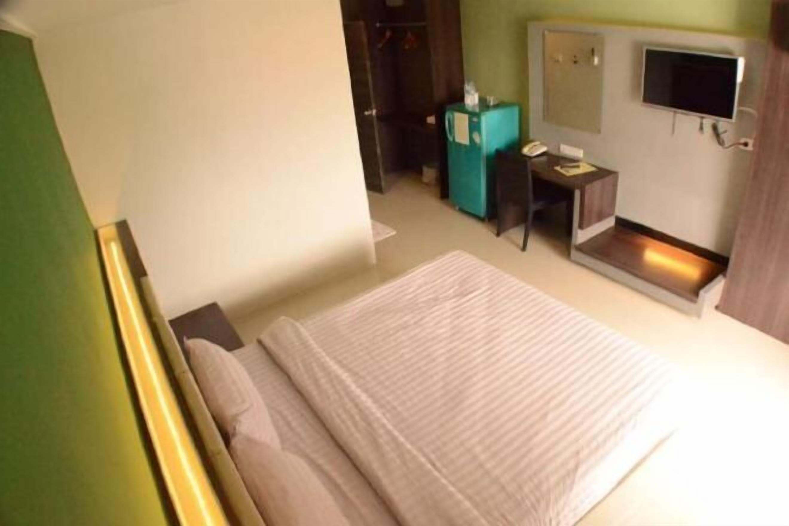 Minibar, desk, free WiFi