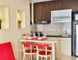 Apartment, 2 Bedrooms | 2 bedrooms, free minibar, in-room safe, desk - Ravarine Suite Apartment (Jakarta)