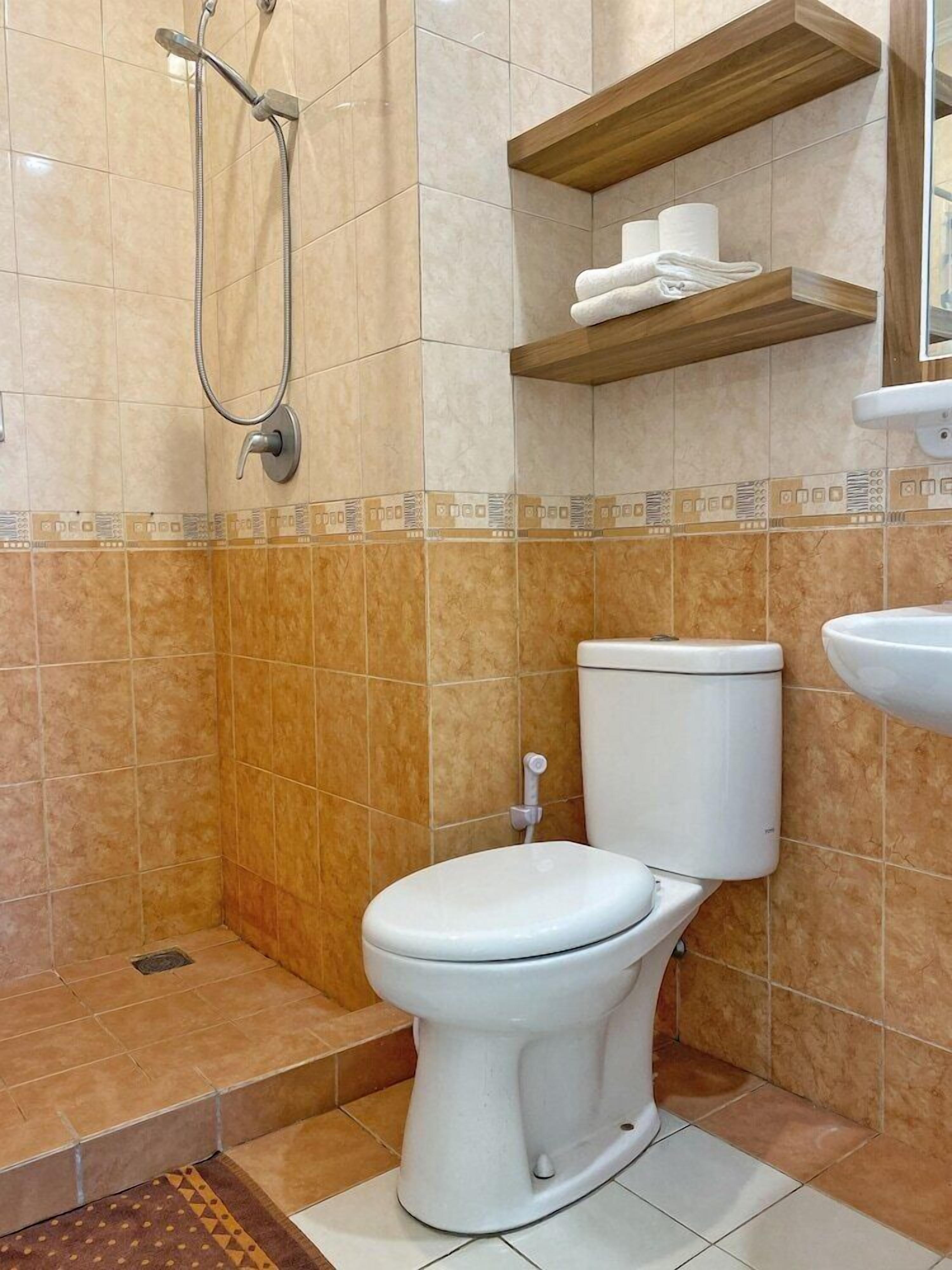 Badezimmer | Dusche, kostenlose Toilettenartikel, Haartrockner, Handtücher