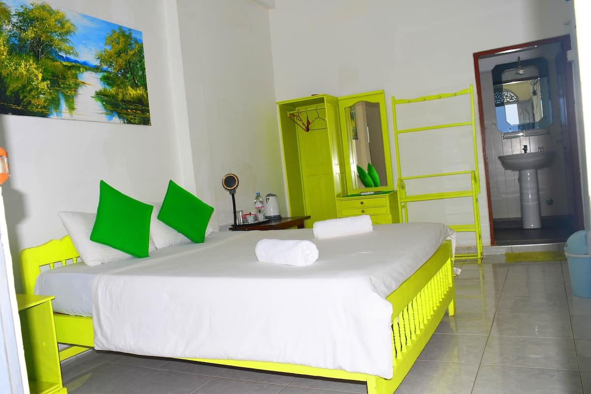 Habitación doble estándar, 1 cama Queen size | Escritorio, insonorización, camas extra y wifi gratis