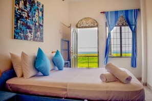 Escritorio, sistema de insonorización y camas plegables/adicionales