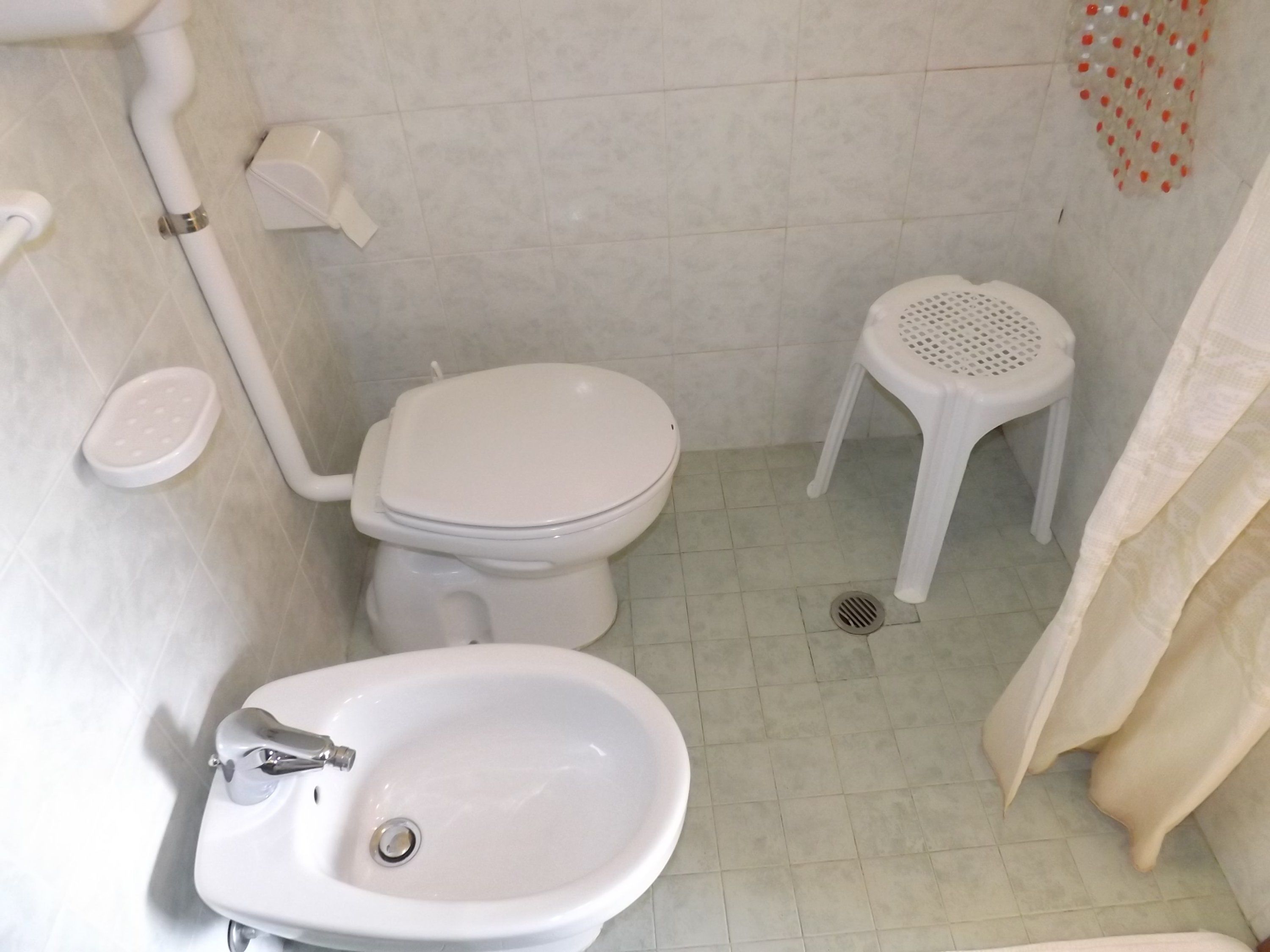 shower, free toiletries, hair dryer, bidet