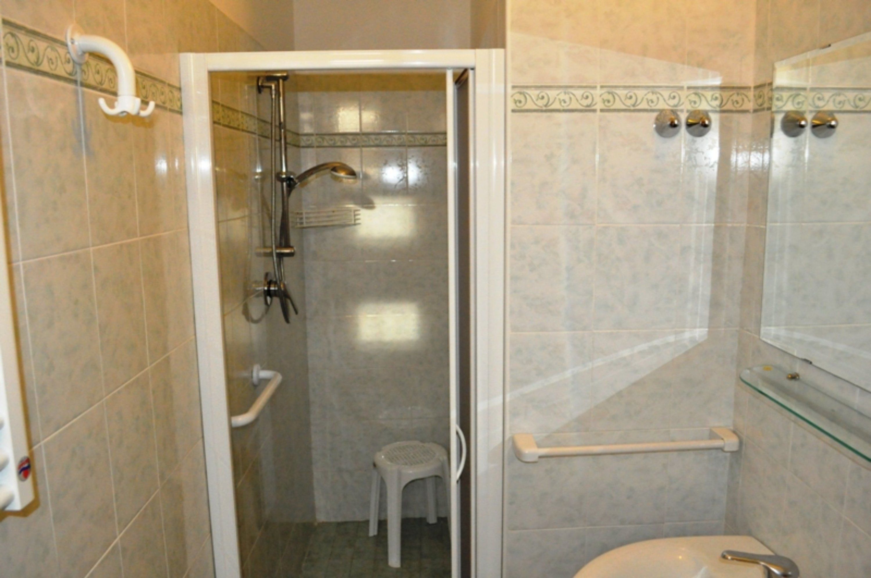 shower, free toiletries, hair dryer, bidet