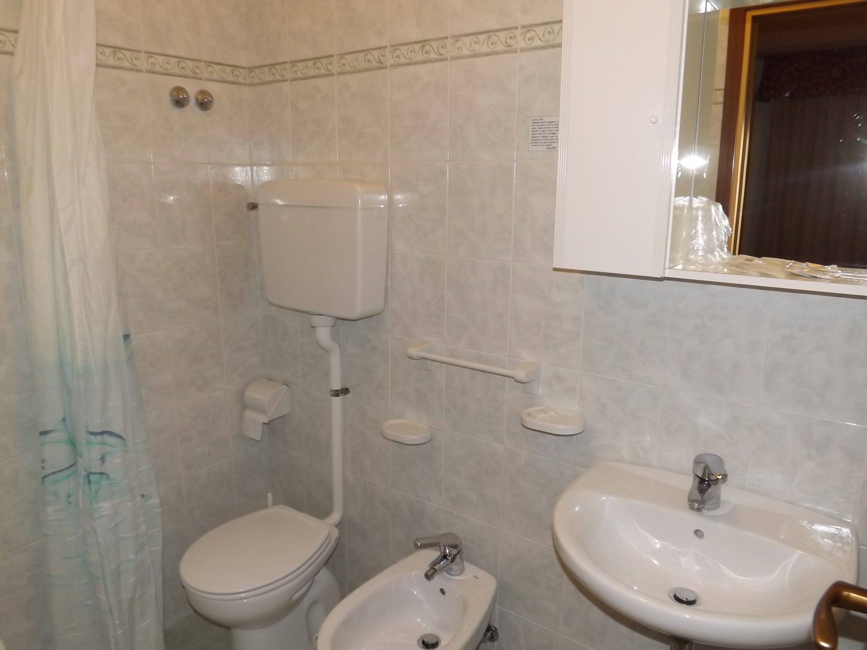 double or twin room | bathroom | shower, free toiletries, hair dryer, bidet