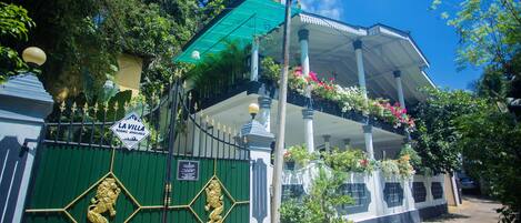 Fachada de la propiedad