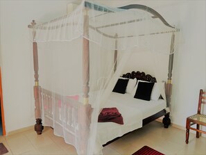 Nệm có lớp đệm bông, két bảo mật tại phòng 