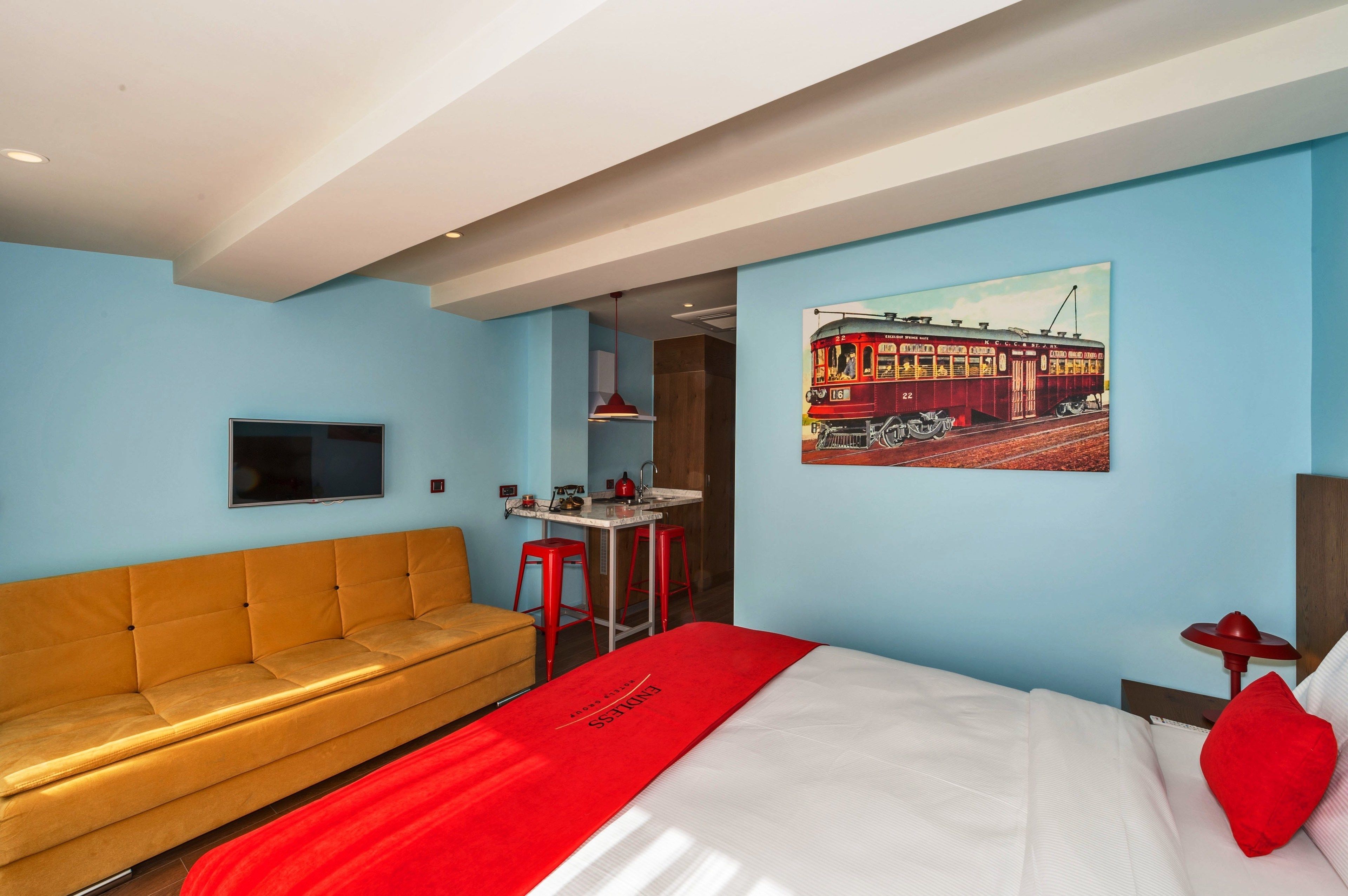 deluxe suite, balcony | minibar, in-room safe, desk, soundproofing