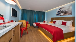Una habitación de hotel con una cama, un escritorio, una silla, un televisor y un cuadro en la pared.