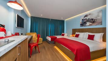 Een minibar, een kluis op de kamer, een bureau, geluiddichte muren