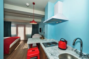 Minibar, brankas, meja kerja, dan kedap suara